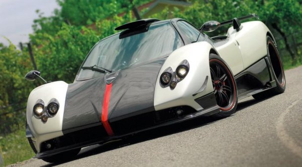 Известни със своята копринена работа и гладко разгръщане на мощността, V12 двигателите са чест избор при суперавтомобилите. Такъв беше и случаят, когато Хорацио Пагани, бивш дизайнер на Lamborghini, реши да основе своя собствена компания за суперавтомобили,. Само че едва шепа производители правят двигатели с по дванайсет цилиндъра. Особено когато Ferrari и Lamborghini, най-големите производители на V12, са основна конкуренция.

Pagani намери идеалния доставчик на двигатели в Mercedes-Benz. Моторът е 6,0-литровия V-12 M120 на немския производител, който се намираше в луксозните седани и луксозни купета S 600. В крайна сметка V12, доставени от Mercedes, се оказаха преработени от AMG за повече мощност - 7,0-литра и 7,3-литра е работният обем, който достигат машините на Pagani Zonda, генерирайки от 402 конски сили в Zonda C12 до 789 конски сили във финалната Zonda HP Barchetta.