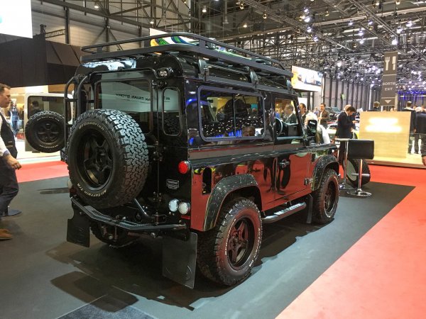 Под капака е поставен форсиран до 170 к.с. двигател, а огромните всъдеходни гуми Goodrich скриват преработеното окачване. Интериорът е луксозен с алкантара и естествена кожа, което влияе и на цената - 75 000 паунда (без данъците).