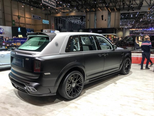 Този Cullinan е получил малко повече мощност - 6,75-литровият V12 развива 611 к.с. и 950 Нм, което е с 40 к.с. и 100 Нм повече от стандартния вариант. Съответно ускорението от 0 до 100 км/ч отнема под 5 секунди, въпреки 24-цоловите джанти с гуми с размери 295/30. 