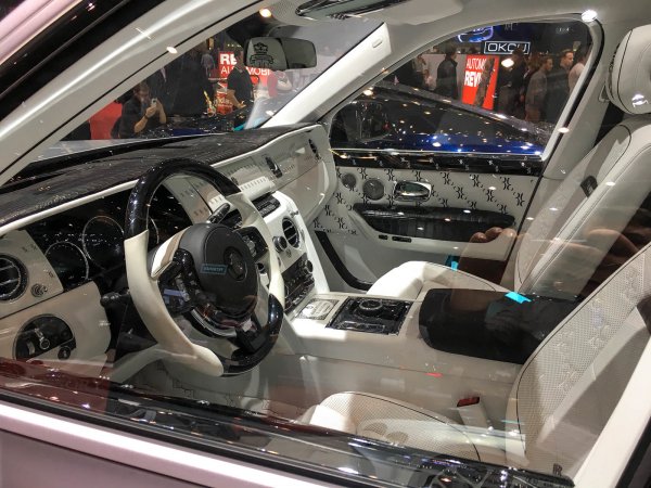 В духа на Mansory машината е боядисана в два цвят, има оригинални брони, разширени калници и други подобни детайли. Интериорът също е забележителен, като в него се залага на крокодилска кожа. Ексклузивността се подчертава и от факта, че ще бъдат произведени само 13 такива машини.