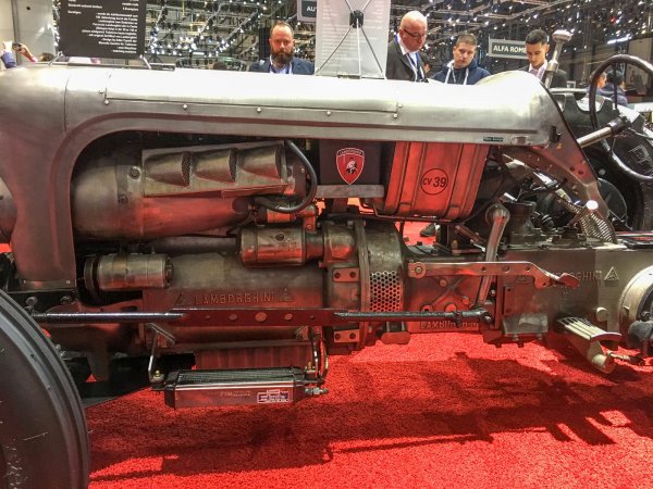 Всъщност, показаната в Женева машина е проект, който стартира преди няколко години. Създателите му твърдят, че той е "част от италианското изкуство", а най-впечатляващият елемент в него е направеният от злато ключ, с който се стартира двигателя на трактора.