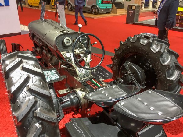 Самата машина изглежда нереално зловещо, сякаш е излязла от филмите за "Лудия Макс". Под капака е поставен 2,2-литров мотор с 3 цилиндъра, развиваш 39 к.с. Максималната скорост е 40 км/ч, но въпреки това цената е забележителна - 250 000 евро (без данъците).