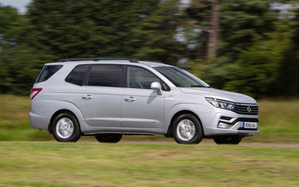 Масивният мелез между ван и SUV с доста спорен дизайн в началото и доста скучен такъв към момента, бе лансиран през 2004 година. Второто поколение дойде през 2013 и очевидно ще е последното, предложено от корейския производител, който на всичкото отгоре се бори за оцеляването си заради големи загуби.