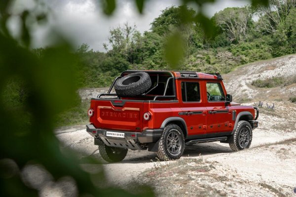 Вторият прототип е наречен Shortermaster и, както подсказва името, е скъсена версия на пикапа Quartermaster. Общо 305 мм от дължината на втория са елиминирани тук между двете оси, а задните седалки са изместени напред, за да запазят колкото може повече товарен обем.