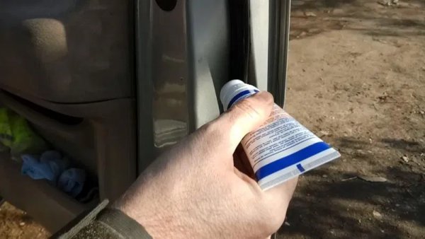 Докато времето все още е топло, е много полезно да намажете уплътненията на вратите и багажника със силиконова смазка. Ползвайте обикновена гъба за почистване на обувки, напоена със смазката, която се продава във всеки магазин за автокозметика и дори по бензиностанциите. 
Силициевият слой ще предпази гумените уплътнения от замръзване. Някои мажат и гумените уплътнения на прозорците, но там трябва да сте внимателни да не изцапате стъклата при смъкване и вдигане. 
Не вреди също да се обработи със смазка капачето на резервоара. 
