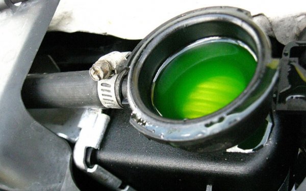 Течността в охладителната система може да е намаляла в топлото време и трябва да се допълни. Но имайте предвид две неща. Първо, всички видове антифриз губят химическите си свойства с времето и е добре веднъж на 2-3 години изцяло да го подменяте, а не само вечно да доливате. Второ, в наше време на пазара има поне четири напълно различни като химически състав типове антифриз. Ако не помните какъв е този в автомобила, не доливайте на сляпо, а направо го подменете изцяло. 
