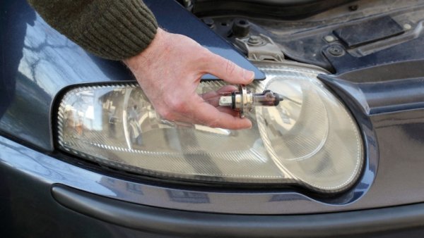 Животът на една обикновена халогенова крушка е едва около 500 работни часа, и към края му тя започва да свети доста по-слабо. Подсилените китайски варианти издържат дори по-малко.
Ако прецените, че сте близо до пределния срок, подменете светлините преди зимния сезон. Само не забравяйте, че правилото е винаги крушките да се сменят в комплект, а не една по една.
