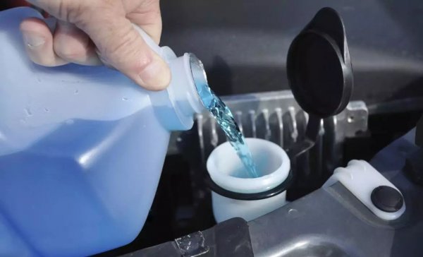 Едно от най-неприятните усещания е да се опитате да почистите стъклото в кишата и да установите, че тръбичките към дюзите и самите дюзи са замръзнали. 
Най-добре се застраховайте отсега, като налеете зимна течност за чистачки. В девет от десет случая тя се състои от изопропилов спирт в различна концентрация, оцветител и евентуално ароматизатор. 
