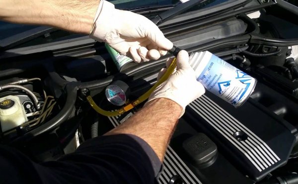 Нерядко към края на лятото собствениците на автомобили усещат, че климатикът работи по-слабо, но решават да оставят ремонта за пролетта - в края на краищата няма да им трябва охлаждане през зимата. 
Това обаче е грешка. За самия климатик е полезно да не прекъсва работа за дълго, защото изсъхват уплътненията на компресора и може да се стигне до засилена утечка на хладилния агент. Освен това използването му има положителен ефект върху намаляването на влагата в купето. 
