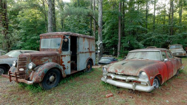 За 20 години на територия от 14 хектара са събрани над 4500 автомобила, повечето от които са произведени преди 1972 година. По тях не са правени никакви реставрации, като са захвърлени под открито небе и под някои от тях дори са прораснали храсти и дървета.