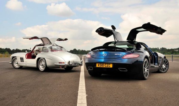 SLS AMG е описан като класическо превъплъщение на Benz 300 SL, представен на автомобилното изложение в Ню Йорк през 1954 г. Дизайнерските вдъхновения са очевидни на фона на емблематичните врати Gullwing на SLS AMG. 

Други елементи, напомнящи за класическия спортен автомобил, включват широката радиаторна решетка с голямата звезда на Mercedes.
Все пак няма нищо класическо в двигателя на SLS AMG. Под този дълъг преден капак се крие 6,2-литров V8 агрегат с естествено пълнене, който предлага мощност от 563 к.с. при базовата версия и до 631 к.с. при SLS AMG Black Series.
