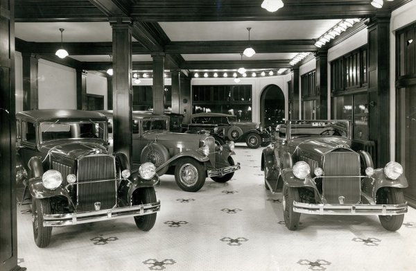 В наши дни, когато компании като Rolls-Royce разполагат с над 44,000 цвята в каталога си (и са склонни да разработят нови специално за вас), вече сме забравили колко трудно е било постигането на някои определени цветове доскоро. Начело в този списък е бялото. Чисто бели коли на практика не са съществували чак до 1952 година - когато Лили Иванова е била на 13. 
