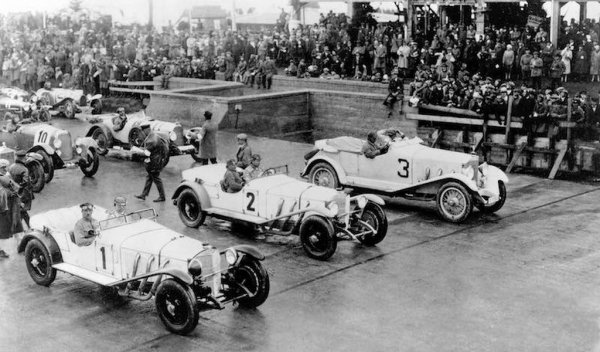 През 1920 вече се правят опити да се използва титанов диоксид за боядисването на автомобили. Ранните състезателни модели на Mercedes се стремят към белия цвят, както и някои модели на Cord отвъд океана (плюс един Duesenberg Model J, влязъл в историята на Холивуд с Джинджър Роджърс зад воланa). Но всички тези опити са обречени на провал: колкото и титанов диоксид да се добавя в базираните на масла бои от онази ера, с течение на времето те пожълтяват. Освен това съединението реагира зле с цинк, олово и други пигменти, особено при високи температури. 
