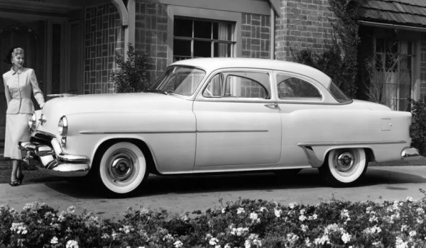 Решението е изнамерено едва в края на 40-те години от американския концерн DuPont. Химическият гигант вече е направил една революция в автоиндустрията през 20-те години с иновативното лаково покритие Duco, което може да се полага като спрей и което преобразява автомобилното боядисване. През 1948 идва втората революция: специален хлориден процес, който произвежда ослепително бяла боя, непотъмняваща с времето. Това е най-яркото, най-светло и най-силно отразяващо покритие в онзи момент, и бързо печели производителите - като се започне от Chevrolet и Volkswagen, и се свърши с Jaguar. Първата изцяло бяла кола, продавана официално на пазара, е Oldsmobille 88 Series от 1952. Бялото е избрано от гения на дизайна Харли Ърл за дебюта на първия Chevrolet Corvette; в изцяло бял Cadillac Eldorado маха на тълпите и Дуайт Айзенхауер при встъпването му в длъжност като американски президент. 
