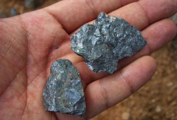 Бялото, непостижимо за производителите дотогава, бързо се превърна в най-желания и привлекателен цвят: от бялото BMW 507 на Елвис Пресли до белия цвят, който направи iPhone толкова желан аксесоар и превърна Apple в струваща трилион долара компания. 
Днес титановият диоксид е огромна индустрия, произвеждаща по 6 милиона тона годишно от оцветителя (90% от добива на този метал отива именно за тази промишленост, и само около 8% - за свръхяки титанови сплави, използвани в области като космонавтиката и авиацията). Титановият диоксид далеч не се ползва само за боядисване на обекти в бяло; той се добавя и в много по-тъмни цветове, за да ги накара да изпъкнат. 
