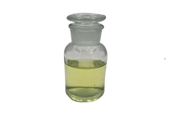 Вероятно бихте си казали, че технология, появила се на пазара преди повече от 70 години, вече би трябвало да е общоизвестна. Но всъщност не е съвсем така. Известна е най-общо последователността на процесите: титановата руда (или пясък с високо съдържание на титан от плажовете на ЮАР) се подава в реактор, наричан "хлоринатор", където се смесва с хлор и кокс, и се нагрява до около 1000 градуса по Целзий. Това отсява желязото и останалите примеси на по-леки метали. Получава се газ, който се дестилира до жълтеникава на цвят течност - чист титанов тетрахлорид (наричат го tickle, гъдел, но не защото предизвиква смях, а просто защото химическата му формула е TiCl4). После този газ се изгаря в кислородна среда, при което хлорните атоми в молекулата се заместват от два кислородни - и се получава титанов диоксид. 
