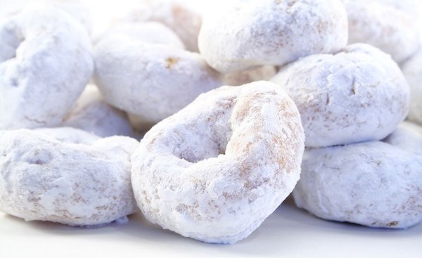 Титановият диоксид, дълго използван като оцветител в хранителната индустрия, от 14 януари 2022 година вече е забравен за влагане в храни и напитки на територията на Европейския съюз. Забраната не важи за продукти, които вече са били в търговската мрежа към тази дата. Подозренията - макар и все още недоказани категорично - са, че веществото се натрупва в тялото и води до увреждания на ДНК и до ракови заболявания. 
