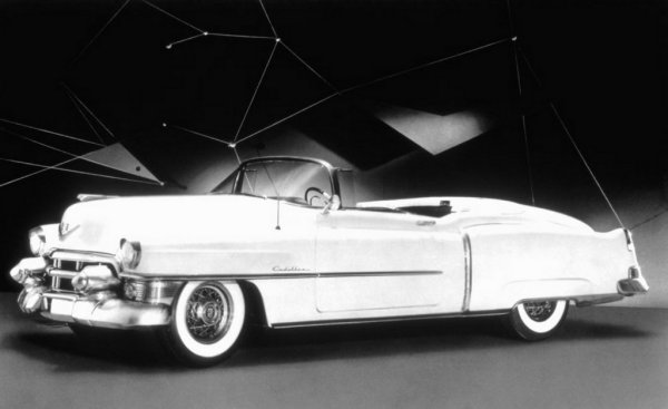 През 1953 Харли Ърл, главният дизайнер на GM, представя своите "Коли на мечтите": три модела, боядисани в новополучените отсенки на белия цвят. 
Buick Roadmaster Skylark е изпълнен в Majestic White, Cadillac Series 62 Eldorado е в Alpine White, а Oldsmobile 98 Fiesta е боядисан в Polar White. Впоследствие кадилакът е избран за церемонията по встъпването в длъжност на новоизбрания президент Дуайт Айзенхауер. 
