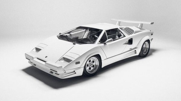 Най-яркият символ на 80-те години, Countach бе произведен в 12 бройки в цвят Bianco Polo като част от една лимитирана 25th Anniversary Edition през 1989 и 1990. Мартин Скорсезе избра тъкмо тази кола, за да покаже моралния и кокаинов упадък на своя герой във "Вълкът от Уолстрийт". Режисьорът се свърза със собственика на една от последните оцелели бройки, Джо Екарт, и му предложи 225,000 долара за колата - доста над пазарната й стойност по онова време. Екарт обаче отказа да я продаде и само я предостави временно за част от снимките. За сцената, в която Белфорт катастрофира, бе намерен друг Countach и бе пребоядисан. 

