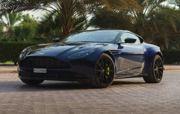 Интересът и към двете версии на DB11 - с V8 и V12 - e намалял леко през 2022 година, средно с около 6.5% спрямо 2021. Това е разбираемо, защото моделът все пак е на пазара от шест години. Стартовата цена за по-слабия мотор е около 190 000 евро.
