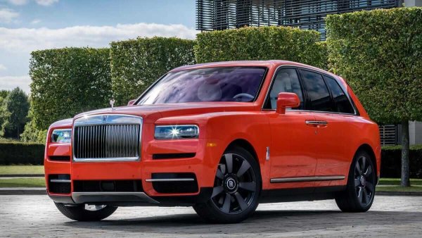 От Rolls-Royce никак не харесват определението SUV. Но вероятно са доста доволни от продажбите на първия си SUV, които тази година се увеличиха с колосалните 107 процента в Европа. И това - при стартова цена от порядъка на 310,000 евро. 

