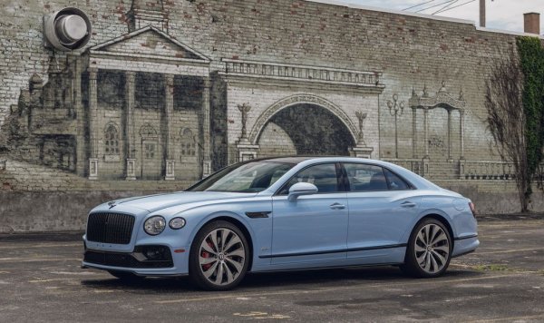 Bentley също записва най-силната година в цялата си дълга история през 2022. При Flying Spur офертите започват от около 180,000 евро, но това не е разколебало купувачите - почти 35% ръст спрямо 2021. 
