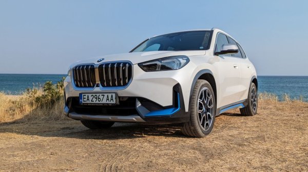 Електрическата версия на новото Х1 се прие много добре на българския пазар миналата година и влезе в електрическия Топ 10. През 2024 регистрациите намаляват леко, може би и защото се очаква пристигането на построеното върху същата платформа, но с по-разчупен дизайн iX2. 

