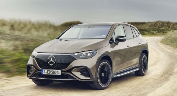 Тук важи същото като при EQS - Пътна полиция регистрира и седана, и кросоувъра под едно и също име, така че няма как да разберем колко бройки се падат на всеки вариант. 
