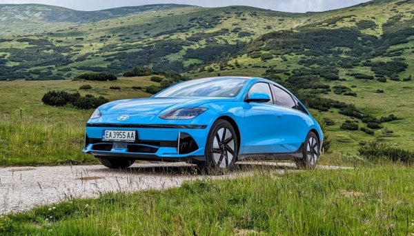 "Световният автомобил на годината" за 2023 бе посрещнат със смесени чувства заради необичайния си дизайн, но пък е един от автомобилите с най-впечатляващ автономен пробег в реалния живот. И, поне за момента, изпреварва по регистрации кросоувъра Ioniq 5 у нас. Но отстъпва на друг модел на Hyundai. 
