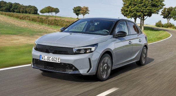 Електрическият модел на Opel е увеличил продажбите от 1 преди година до 25 сега, което дава внушителния на хартия ръст от 2400 процента. Всъщност Corsa дори се приближава по регистрации до Tesla Model Y. 

