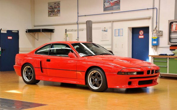 За този автомобил М-дивизията създава V12 мотор, като съединява два редови 6-цилиндрови двигателя, а BMW признава официално за този М8 почти 20 години след създаването му.
