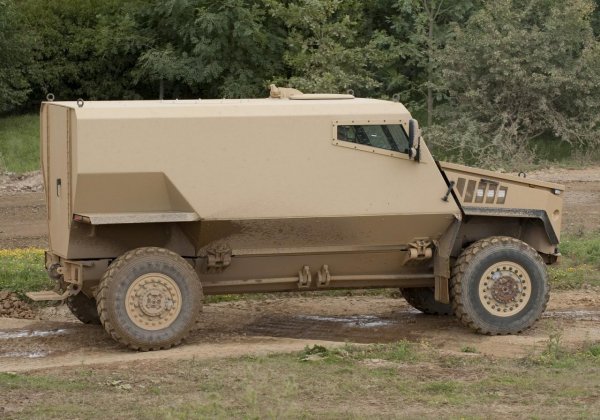 Foxhound - английска военна машина, създадена с помощта на McLaren и BMW