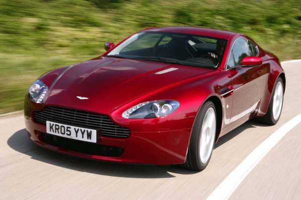 Двигателят V8 с атмосферно пълнене в Aston Martin V8 Vantage от средата на първата декада на 21-ви век е изцяло нов. Първоначално произвежда 380 к.с., но в крайна сметка мощността е увеличена до 420 к.с. Той е използван и в DB10, който обаче не е сериен модел, а по-скоро е създаден за един от филмите за Джеймс Бонд.
