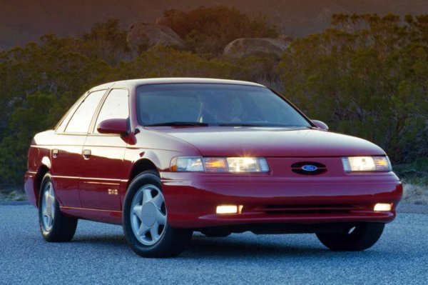 Ford се опитва да придаде на доста безвкусния Taurus по-спортен вид с нивото на оборудване SHO, съкращение от Super High Output. За да постигнат това, те го оборудват с V6 двигател от Yamaha, който в последната си версия се превръща във V8. Изненадващо, но първият е съчетан с 5-степенна ръчна скоростна кутия.
