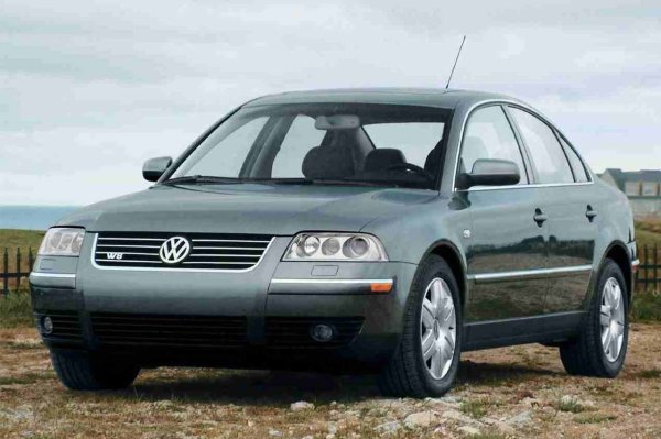Вероятно си мислите, че Volkswagen Passat е "нормална" кола. Ами да, популярна е все пак. И не грешите. Но знаехте ли, че моделът е произвеждан и с ексклузивен 4-литров W8 двигател? Той развива "само" 271 к.с., но струвал цяло състояние и с времето се превръща в легенда.
