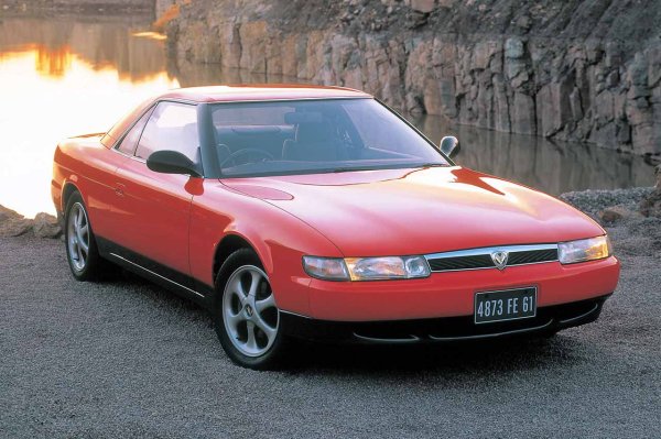 Роторният двигател е на практика синоним на Mazda , а Eunos Cosmo е първият, който го внедрява през 1967 г. Неговият 2-литров блок има три ротора и е единственият сериен автомобил, който използва този тип двигател. И въпреки че тази конфигурация вече е била налична в някои състезателни автомобили, в този той развива 276 к.с.
