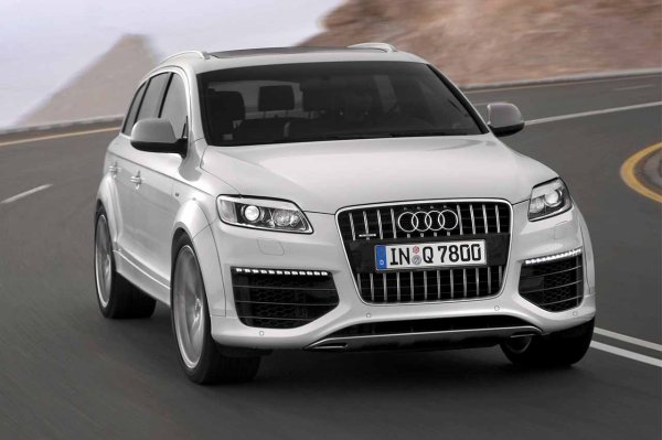 Audi Q7 е друг пример за подхода "защото можем" на Volkswagen Group. Първото поколение на този луксозен SUV разполага с V12 TDI двигател, единственият турбодизел, оборудван някога с тази конфигурация и брой цилиндри в сериен автомобил. Той се гордее с близо 500 к.с. и огромен въртящ момент. Точно както самият автомобил.
