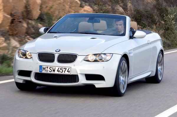 Да, вероятно вече сте запознати с BMW M3 и знаете, че не е точно ексклузивно. Но поколението, продавано в първата декада на века, дори разполага с атмосферен V8 двигател, който никога не е бил възпроизведен. Този 4-литров мотор, произвеждащ над 400 к.с., издига E90, E92 и E93 до нови висоти.
