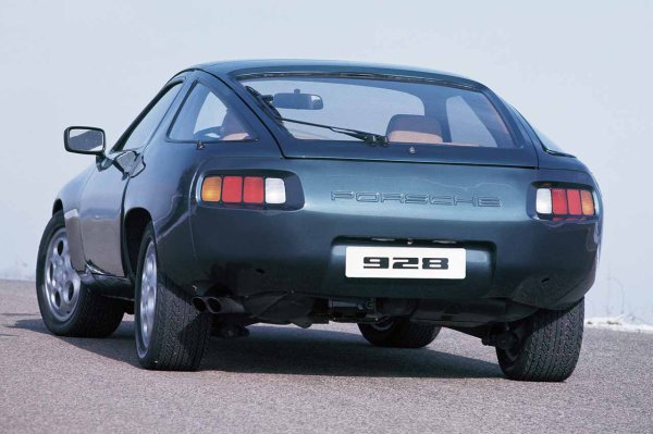 Последният модел в галерията е Porsche, по-специално 928. Първоначално е замислен да замени Porsche 911, но в крайна сметка това не се случва. Въпреки това, неговият двигател влиза в историята: 5,4-литров, произвеждащ 364 к.с.
