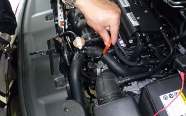 В жегите дори най-малкия теч се засилва, а прегряването, комбинирано с ниско ниво на течността, ще доведе до бърза смърт на скоростната кутия. Затова проверявайте редовно нивото с пръчка за измерване (ако нямате такава, значи сте късметлии). Проверката трябва да се изрършва при температура, препоръчва от производителя.