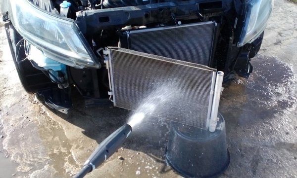 Ако радиаторите са задръстени с мръсотия, то тогава двигателят и скоростната кутия ще имат сериозни проблеми. Хората в салона също, тъй като кондензаторът на климатика, покрит с мръсотия, няма да позволи на въздуха да отиде по-далеч към топлообменника на двигателя, който често се комбинира с охладителя на скоростната кутия.