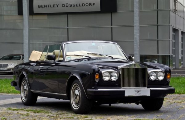 Любовната връзка на Майк с колите на Rolls Royce не спира със Silver Spur и Silver Spirit и след зашеметяваща победа с нокаут над Тони Тъкър през 1987 година боксьорът се сдобива с още един автомобил на британската марка - Corniche.

Всички лимузини, построени от британския производител на луксозни автомобили, са ръчно изработени и високото им качество си личи и при Corniche. Най-впечатляващото в тази лимузина е интериорът, който е правен на ръка с внимателно изпипване на всеки един детайл.