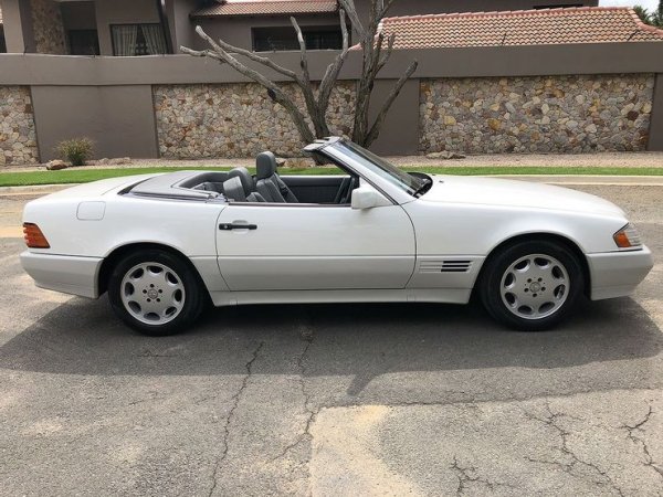 Автомобилите на Mercedes-Benz винаги са били особено популярни сред елита на Холивуд, в който Тайсън попада след успехите си на ринга. Един от най-близките приятели на Майк по това време е рапърът Тупак Шакур, за който се твърди, че е насочил боксьора към моделите на германската марка. През 1989 г. Тайсън купува Mercedes-Benz SL-Class 560SL за 48 000 долара, а година по-късно &ndash; след изненадващото поражение от Бъстър Дългас, се утешава и с Mercedes Benz 500 SL.