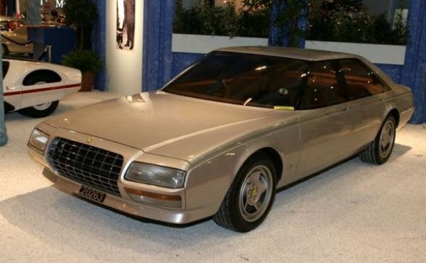 През 1980 година официалният партньор на Ferrari &ndash; ателието Pininfarina, разработи прототип на италианската марка с 4 врати. Той беше дълъг 5,10 метра, като се базираше на модела 400i Gran Turismo с междуосие от 2,9 метра. Под капака му беше поставен двигателя от модела 512 BB &ndash; V12 с 350 к.с., а сред най-интересните му особености бяха високотехнологичният интериор и усъвършенстваната климатична ситема.