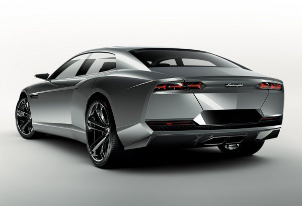 Всъщност италианската марка извърши проучване за това как клиентите биха приели подобен автомобил. Растяща популярност на SUV- модели обаче накара компанията да се съсредоточи върху развитието на  Urus, а Estoque си остана само прототип.  Неговата дължина беше 5,15 метра, междуосието &ndash; над 3 метра, а под предния капак беше монтиран 5,2-литров V10 двигател от Gallardo, съчетан с трансмисия с двоен съединител и задвижване на четирите колела. 