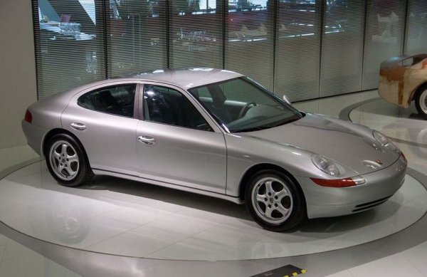 Случайно някой арабски шейх да си е поръчал Porsche 911 (поколение 996), но с по-дълго междуосие и четири врати? Ето как изглежда 989, но това е проект, датиращ от края на 80-те години. Той трябваше да излезе на пазара под формата на бърз и мощен седан заедно с модела 928. 