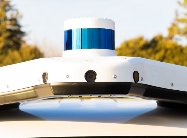 На фона на злополуките, които ни отдалечават от реализирането на автономното придвижване с автомобил,  индустриалните играчи изместват фокуса си към усъвършенствани системи за подпомагане, които биха намалили умората на водача - което ви позволява, условно, да свалите ръцете си от волана и да спрете да следите движението. Това са т.нар. системи от трето ниво на автономност.

Mercedes-Benz, лидер в разработването на тези системи, очаква технологията да започне да се използва масово по главните извънградски пътища, където липсват опасностите от градския трафик.

Тъй като тези системи стават все по-надеждни, те ще функционират на все по-малки пътища и ще се интегрират с автомобилни навигационни системи, позволявайки безпроблемно придвижване без ръце от началната точка до крайната дестинация.
