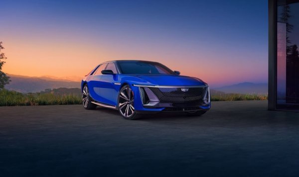 Амбицията на Cadillac да се премести в дивизията на Bentley и дори на Rolls-Royce предизвиква по-скоро скептични реакции. Но повечето ранни ревюта за новия електрически флагман бяха ако не изцяло позитивни, то поне заинтригувани. 
