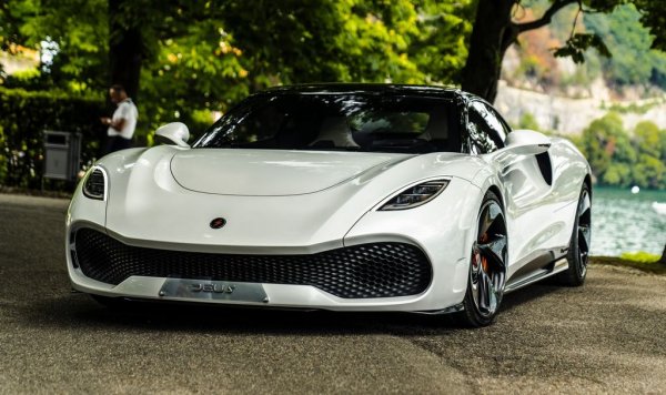 Електрическа хиперкола, дело на австрийската Deus Automobiles. Плановете бяха да се произведат само 99 автомобила, като между тях да няма дори два напълно еднакви. 
