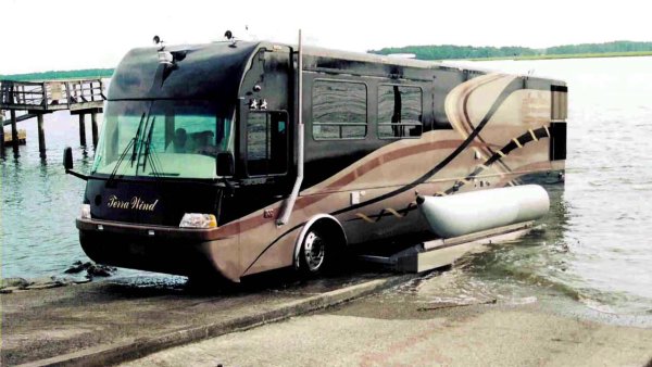 Американската компания Cool Amphibious Manufacturers International (CAMI), както става ясно от името, се е специализирала в разработката на амфибии. И в нейната гама присъства и дом на колела, предлаган под марката Terra Wind.